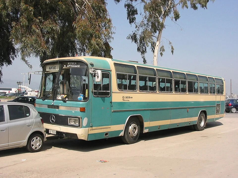 Ein älterer Mercedes-Benz O 302 mit Biamax-Aufbau und KTEL-Argolida-Beschriftung in Nafplio