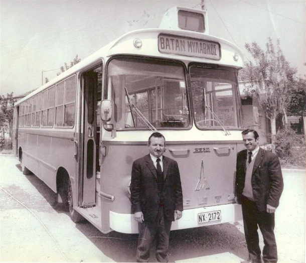 MAGIRUS 150E10 BELO 15 des Stadt-KTEL Katerini im Jahr 1969, mit Panagiotis Kateriniotis links und Apostolos Vavatsioulas rechts