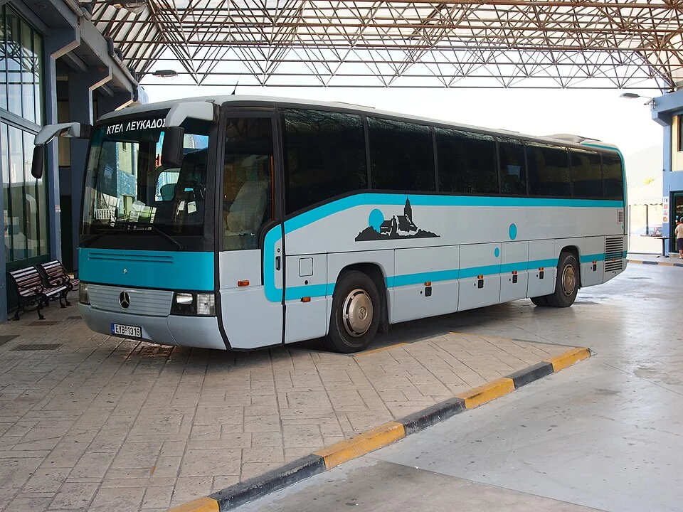 Ein Reisebus von KTEL Lefkada im überdachten Busbahnhof im Jahr 2014